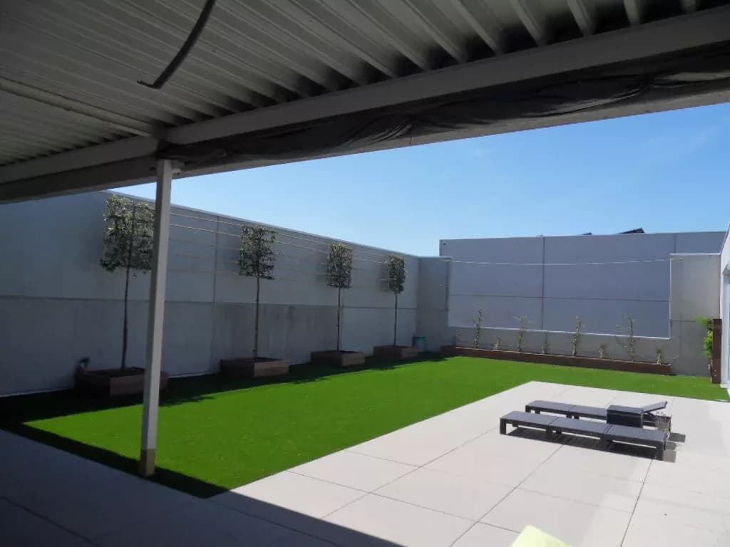 Daktuin met kunstgras en Quercus Ilex te Nieuwpoort