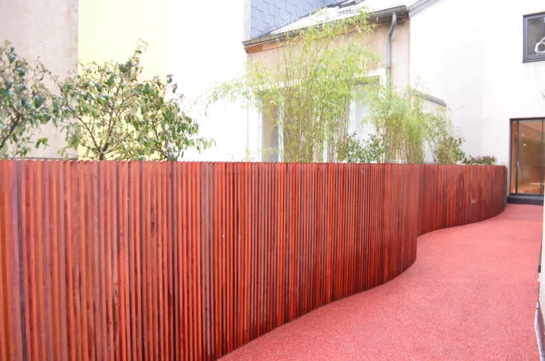 Daktuin met op maat gemaakte plantenbak voor Oberweiss in Luxemburg